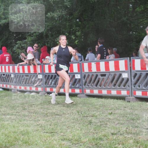 21.06.2025 - 27. Vierlanden-Triathlon KatJ http://msf.ph/oto/8029201 15.06.2025 13:34:36 Ziel 804, 965 meine-sportfotos.de