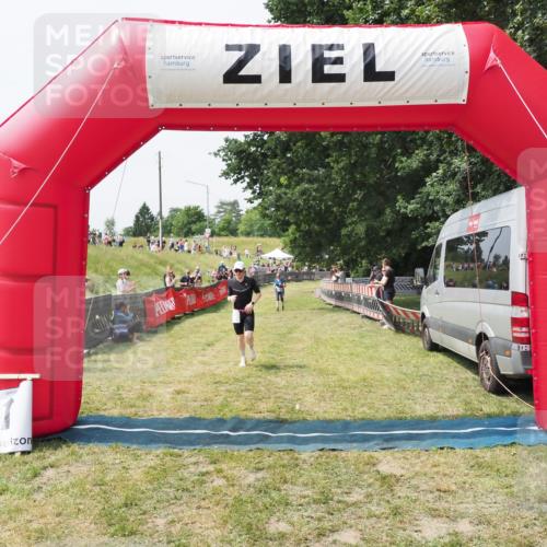 21.06.2025 - 27. Vierlanden-Triathlon MichiJ http://msf.ph/oto/8029206 15.06.2026 12:20:19 Ziel 10, 498 meine-sportfotos.de