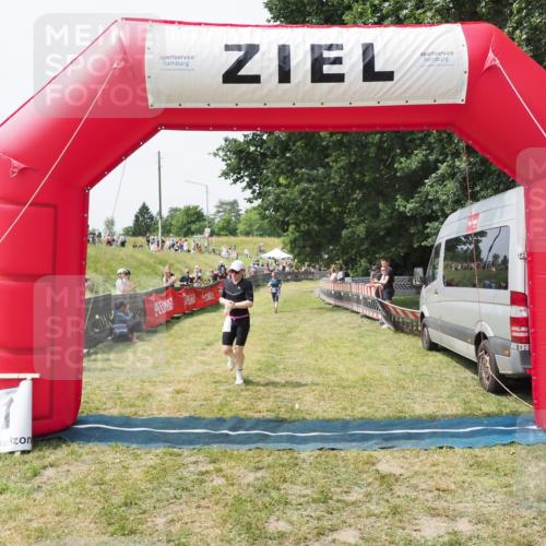 21.06.2025 - 27. Vierlanden-Triathlon MichiJ http://msf.ph/oto/8029213 15.06.2026 12:20:19 Ziel 10, 498 meine-sportfotos.de
