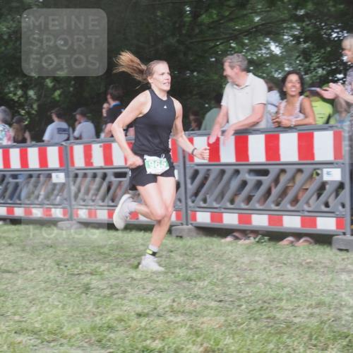 21.06.2025 - 27. Vierlanden-Triathlon KatJ http://msf.ph/oto/8029217 15.06.2025 13:34:36 Ziel 804, 965 meine-sportfotos.de