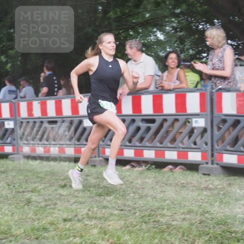 21.06.2025 - 27. Vierlanden-Triathlon KatJ http://msf.ph/oto/8029221 15.06.2025 13:34:37 Ziel 804, 965 meine-sportfotos.de