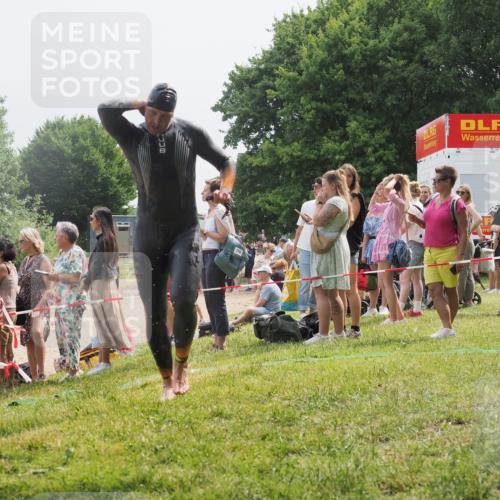 15.06.2025 - 27. Vierlanden-Triathlon KatJ http://msf.ph/oto/8029223 15.06.2025 11:04:43 Schwimmen 841, 859 meine-sportfotos.de
