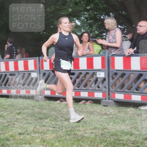 21.06.2025 - 27. Vierlanden-Triathlon KatJ http://msf.ph/oto/8029227 15.06.2025 13:34:37 Ziel 804, 965 meine-sportfotos.de
