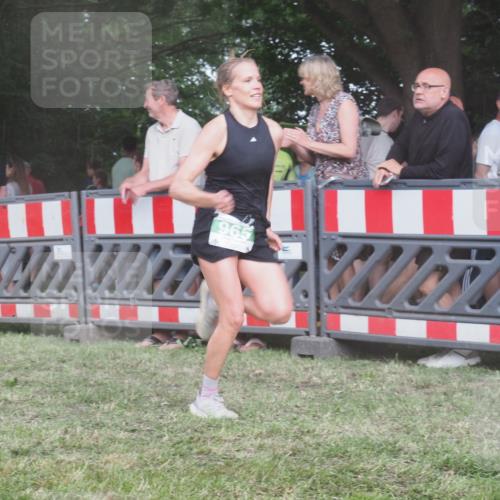21.06.2025 - 27. Vierlanden-Triathlon KatJ http://msf.ph/oto/8029231 15.06.2025 13:34:37 Ziel 804, 965 meine-sportfotos.de