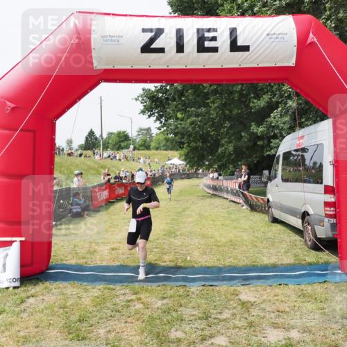 21.06.2025 - 27. Vierlanden-Triathlon MichiJ http://msf.ph/oto/8029232 15.06.2026 12:20:20 Ziel 10, 498 meine-sportfotos.de