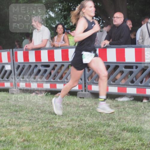 21.06.2025 - 27. Vierlanden-Triathlon KatJ http://msf.ph/oto/8029236 15.06.2025 13:34:37 Ziel 804, 965 meine-sportfotos.de