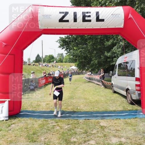 21.06.2025 - 27. Vierlanden-Triathlon MichiJ http://msf.ph/oto/8029238 15.06.2026 12:20:20 Ziel 10, 498 meine-sportfotos.de