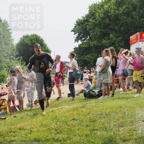 15.06.2025 - 27. Vierlanden-Triathlon KatJ http://msf.ph/oto/8029240 15.06.2025 11:04:45 Schwimmen 841, 859 meine-sportfotos.de