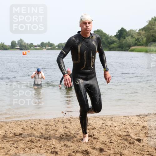 15.06.2025 - 27. Vierlanden-Triathlon Lena Gebhardt http://msf.ph/oto/8029249 15.06.2025 11:04:58 Schwimmen 801, 803 meine-sportfotos.de