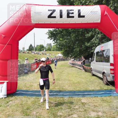21.06.2025 - 27. Vierlanden-Triathlon MichiJ http://msf.ph/oto/8029261 15.06.2026 12:20:21 Ziel 10 meine-sportfotos.de