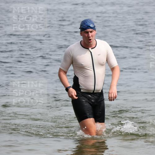 15.06.2025 - 27. Vierlanden-Triathlon Lena Gebhardt http://msf.ph/oto/8029269 15.06.2025 11:05:01 Schwimmen 673, 739, 801, 803 meine-sportfotos.de