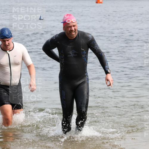 15.06.2025 - 27. Vierlanden-Triathlon Lena Gebhardt http://msf.ph/oto/8029278 15.06.2025 11:05:03 Schwimmen 673, 739, 801, 803 meine-sportfotos.de