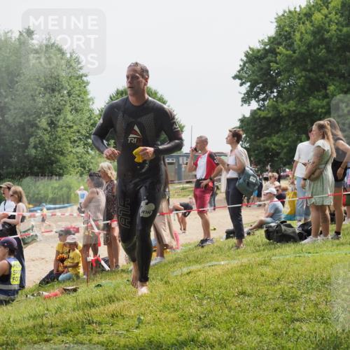 15.06.2025 - 27. Vierlanden-Triathlon KatJ http://msf.ph/oto/8029294 15.06.2025 11:04:46 Schwimmen 841, 859 meine-sportfotos.de