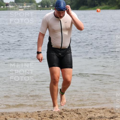 15.06.2025 - 27. Vierlanden-Triathlon Lena Gebhardt http://msf.ph/oto/8029301 15.06.2025 11:05:06 Schwimmen 673, 739, 778, 801, 803 meine-sportfotos.de