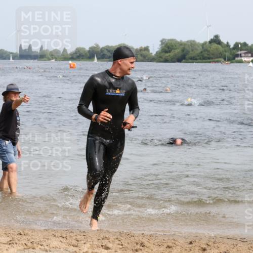 15.06.2025 - 27. Vierlanden-Triathlon Lena Gebhardt http://msf.ph/oto/8029312 15.06.2025 11:05:07 Schwimmen 673, 739, 778, 801, 803 meine-sportfotos.de