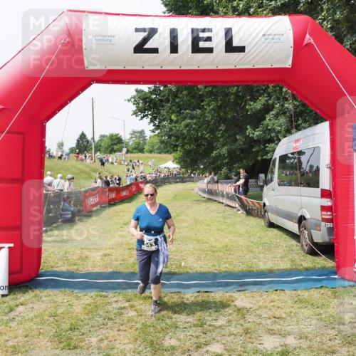 21.06.2025 - 27. Vierlanden-Triathlon MichiJ http://msf.ph/oto/8029316 15.06.2026 12:20:27 Ziel 10, 543 meine-sportfotos.de