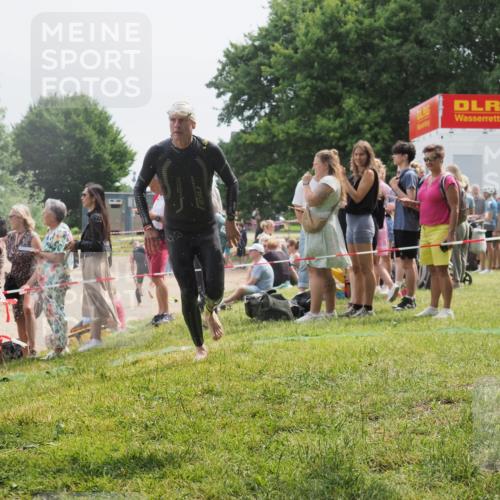 15.06.2025 - 27. Vierlanden-Triathlon KatJ http://msf.ph/oto/8029324 15.06.2025 11:05:02 Schwimmen 803 meine-sportfotos.de
