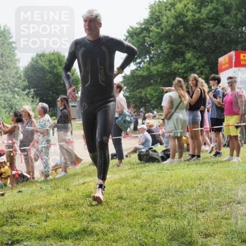 15.06.2025 - 27. Vierlanden-Triathlon KatJ http://msf.ph/oto/8029341 15.06.2025 11:05:03 Schwimmen 803 meine-sportfotos.de