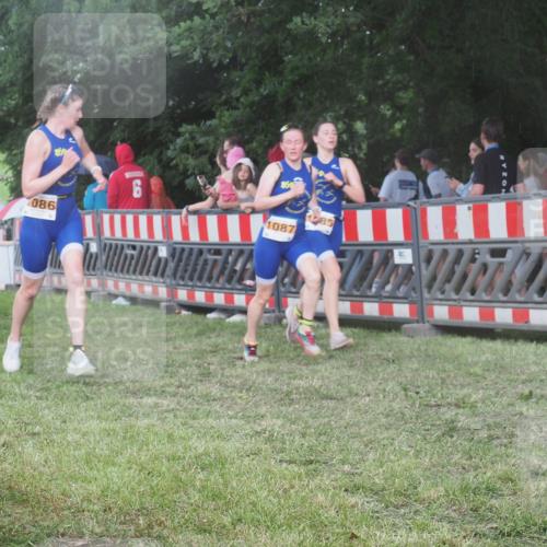 21.06.2025 - 27. Vierlanden-Triathlon KatJ http://msf.ph/oto/8029366 15.06.2025 13:34:54 Ziel 967, 1085, 1086, 1087 meine-sportfotos.de
