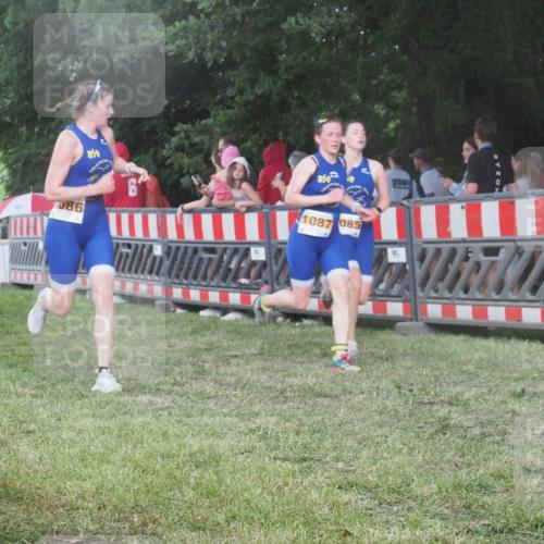 21.06.2025 - 27. Vierlanden-Triathlon KatJ http://msf.ph/oto/8029370 15.06.2025 13:34:54 Ziel 967, 1085, 1086, 1087 meine-sportfotos.de