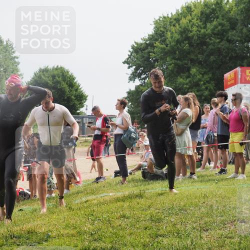 15.06.2025 - 27. Vierlanden-Triathlon KatJ http://msf.ph/oto/8029372 15.06.2025 11:05:13 Schwimmen 673, 739, 778, 801 meine-sportfotos.de