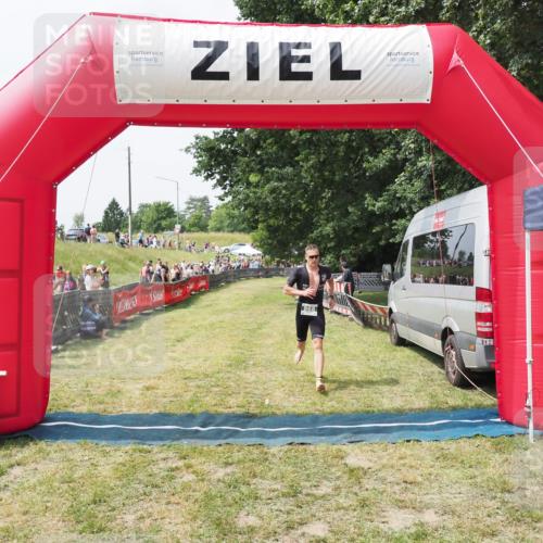 21.06.2025 - 27. Vierlanden-Triathlon MichiJ http://msf.ph/oto/8029377 15.06.2026 12:20:56 Ziel 868 meine-sportfotos.de