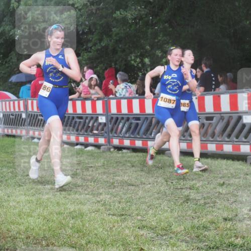 21.06.2025 - 27. Vierlanden-Triathlon KatJ http://msf.ph/oto/8029381 15.06.2025 13:34:55 Ziel 1085, 1086, 1087 meine-sportfotos.de