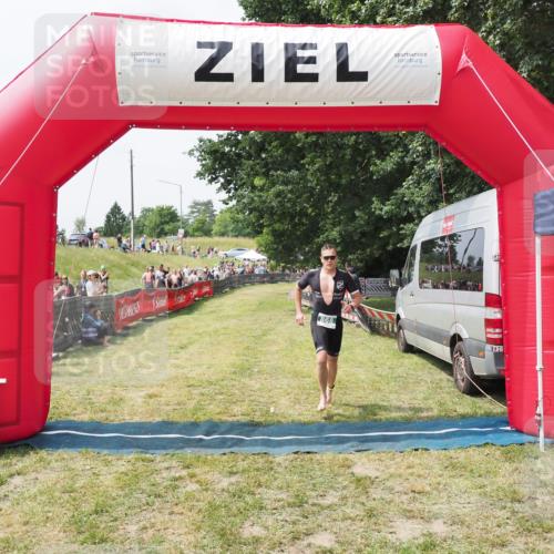 21.06.2025 - 27. Vierlanden-Triathlon MichiJ http://msf.ph/oto/8029383 15.06.2026 12:20:56 Ziel 868 meine-sportfotos.de