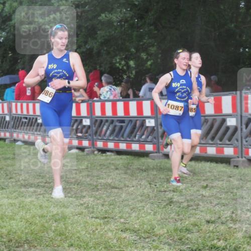 21.06.2025 - 27. Vierlanden-Triathlon KatJ http://msf.ph/oto/8029387 15.06.2025 13:34:55 Ziel 1085, 1086, 1087 meine-sportfotos.de