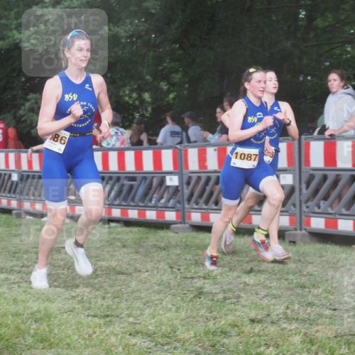 21.06.2025 - 27. Vierlanden-Triathlon KatJ http://msf.ph/oto/8029393 15.06.2025 13:34:55 Ziel 1085, 1086, 1087 meine-sportfotos.de