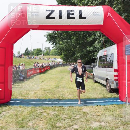 21.06.2025 - 27. Vierlanden-Triathlon MichiJ http://msf.ph/oto/8029396 15.06.2026 12:20:57 Ziel 868 meine-sportfotos.de
