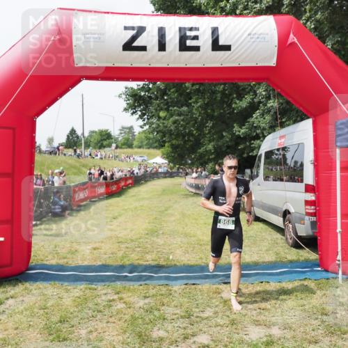 21.06.2025 - 27. Vierlanden-Triathlon MichiJ http://msf.ph/oto/8029408 15.06.2026 12:20:57 Ziel 868 meine-sportfotos.de