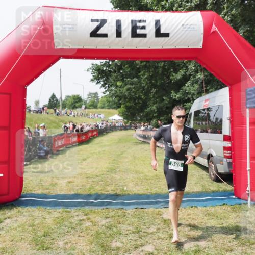 21.06.2025 - 27. Vierlanden-Triathlon MichiJ http://msf.ph/oto/8029416 15.06.2026 12:20:57 Ziel 868 meine-sportfotos.de