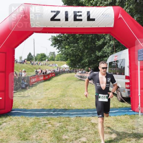 21.06.2025 - 27. Vierlanden-Triathlon MichiJ http://msf.ph/oto/8029419 15.06.2026 12:20:57 Ziel 868 meine-sportfotos.de