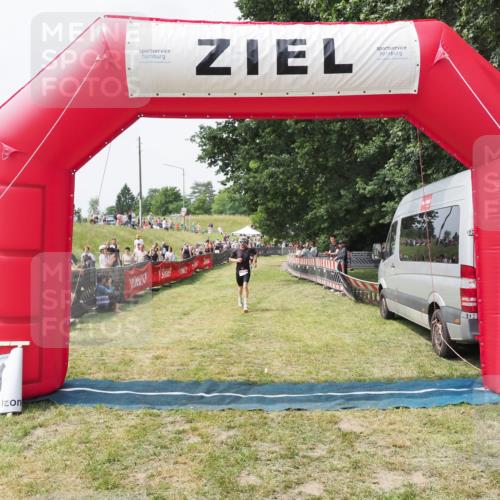 21.06.2025 - 27. Vierlanden-Triathlon MichiJ http://msf.ph/oto/8029427 15.06.2026 12:21:06 Ziel 78 meine-sportfotos.de