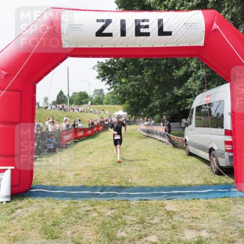 21.06.2025 - 27. Vierlanden-Triathlon MichiJ http://msf.ph/oto/8029444 15.06.2026 12:21:07 Ziel 78 meine-sportfotos.de