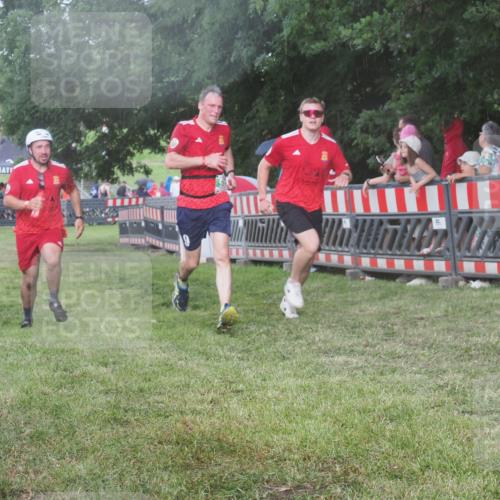 21.06.2025 - 27. Vierlanden-Triathlon KatJ http://msf.ph/oto/8029468 15.06.2025 13:35:09 Ziel 954 meine-sportfotos.de