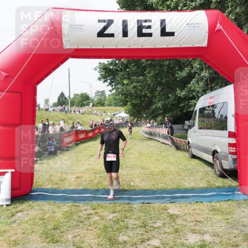 21.06.2025 - 27. Vierlanden-Triathlon MichiJ http://msf.ph/oto/8029472 15.06.2026 12:21:08 Ziel 78 meine-sportfotos.de