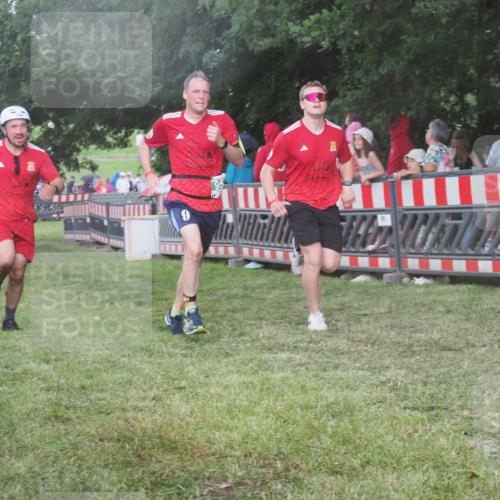 21.06.2025 - 27. Vierlanden-Triathlon KatJ http://msf.ph/oto/8029480 15.06.2025 13:35:09 Ziel 954 meine-sportfotos.de