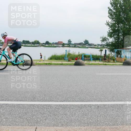 15.06.2025 - 27. Vierlanden-Triathlon H.Heesch http://msf.ph/oto/8029491 15.06.2025 11:28:04 Radfahren 237, 876, 933 meine-sportfotos.de
