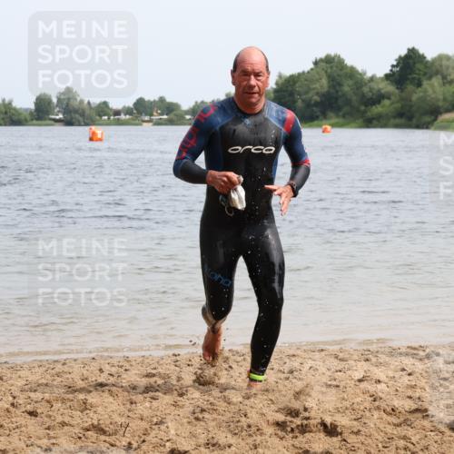 15.06.2025 - 27. Vierlanden-Triathlon Lena Gebhardt http://msf.ph/oto/8029494 15.06.2025 11:05:29 Schwimmen 840, 854, 866 meine-sportfotos.de