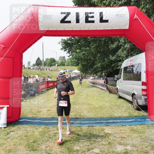 21.06.2025 - 27. Vierlanden-Triathlon MichiJ http://msf.ph/oto/8029497 15.06.2026 12:21:09 Ziel 78 meine-sportfotos.de