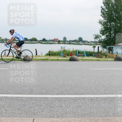 15.06.2025 - 27. Vierlanden-Triathlon H.Heesch http://msf.ph/oto/8029498 15.06.2025 11:28:08 Radfahren 237, 876, 933, 969 meine-sportfotos.de