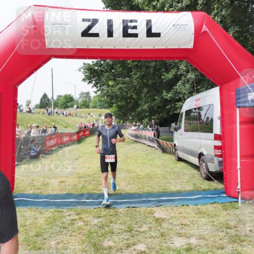21.06.2025 - 27. Vierlanden-Triathlon MichiJ http://msf.ph/oto/8029538 15.06.2026 12:21:14 Ziel 78, 120 meine-sportfotos.de