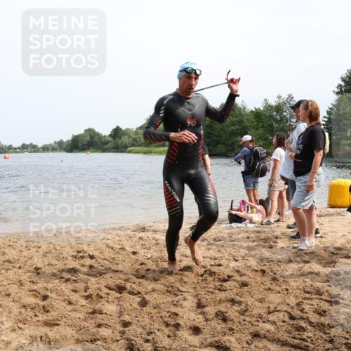 15.06.2025 - 27. Vierlanden-Triathlon Lena Gebhardt http://msf.ph/oto/8029541 15.06.2025 11:05:40 Schwimmen 837, 854 meine-sportfotos.de