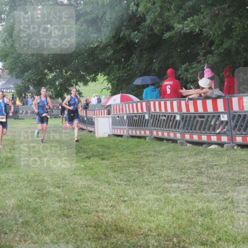 21.06.2025 - 27. Vierlanden-Triathlon KatJ http://msf.ph/oto/8029543 15.06.2025 13:35:26 Ziel 1094, 1095, 1096 meine-sportfotos.de