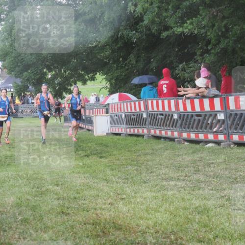 21.06.2025 - 27. Vierlanden-Triathlon KatJ http://msf.ph/oto/8029547 15.06.2025 13:35:26 Ziel 1094, 1095, 1096 meine-sportfotos.de
