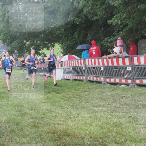 21.06.2025 - 27. Vierlanden-Triathlon KatJ http://msf.ph/oto/8029552 15.06.2025 13:35:27 Ziel 1094, 1095, 1096 meine-sportfotos.de