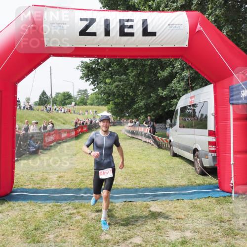 21.06.2025 - 27. Vierlanden-Triathlon MichiJ http://msf.ph/oto/8029557 15.06.2026 12:21:14 Ziel 78, 120 meine-sportfotos.de