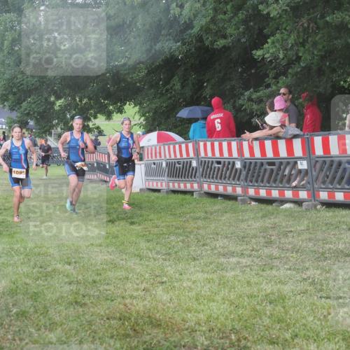 21.06.2025 - 27. Vierlanden-Triathlon KatJ http://msf.ph/oto/8029559 15.06.2025 13:35:27 Ziel 1094, 1095, 1096 meine-sportfotos.de